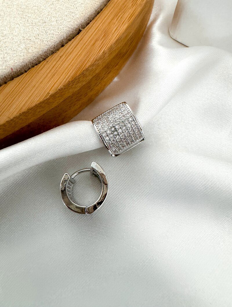 Brinco Folheado a Ouro 18k e Prata Argolinha Cravejada com Fecho Click