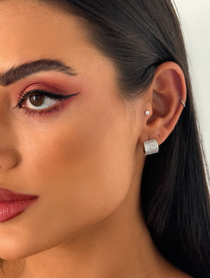 Brinco Folheado a Ouro 18k e Prata Argolinha Cravejada com Fecho Click