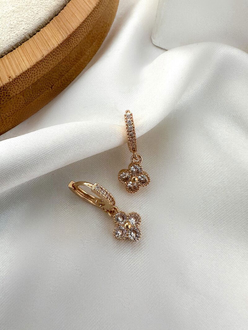Brinco Folheado a Ouro 18k e Prata Argolinha Cravejada com Flor