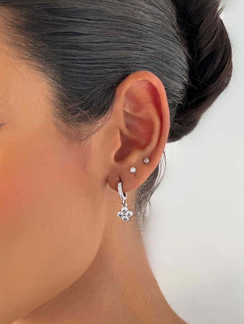 Brinco Folheado a Ouro 18k e Prata Argolinha Cravejada com Flor