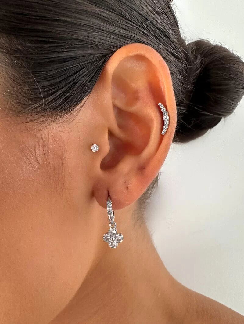 Brinco Folheado a Ouro 18k e Prata Argolinha Cravejada com Flor