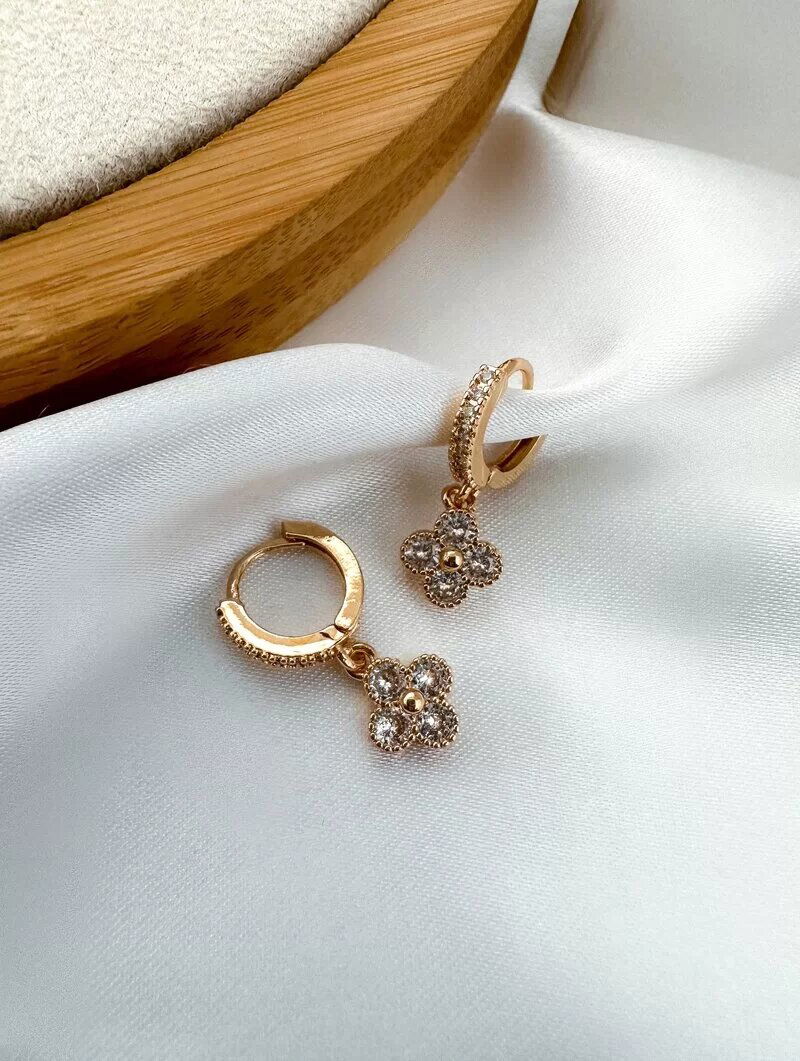 Brinco Folheado a Ouro 18k e Prata Argolinha Cravejada com Flor