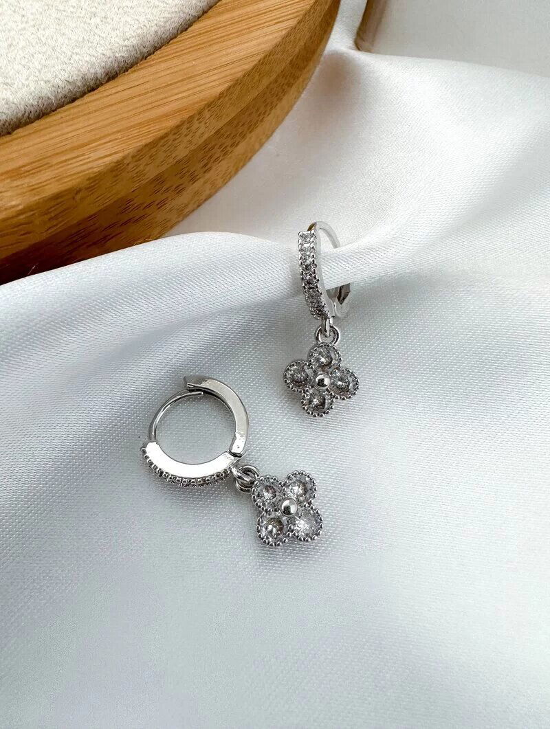 Brinco Folheado a Ouro 18k e Prata Argolinha Cravejada com Flor