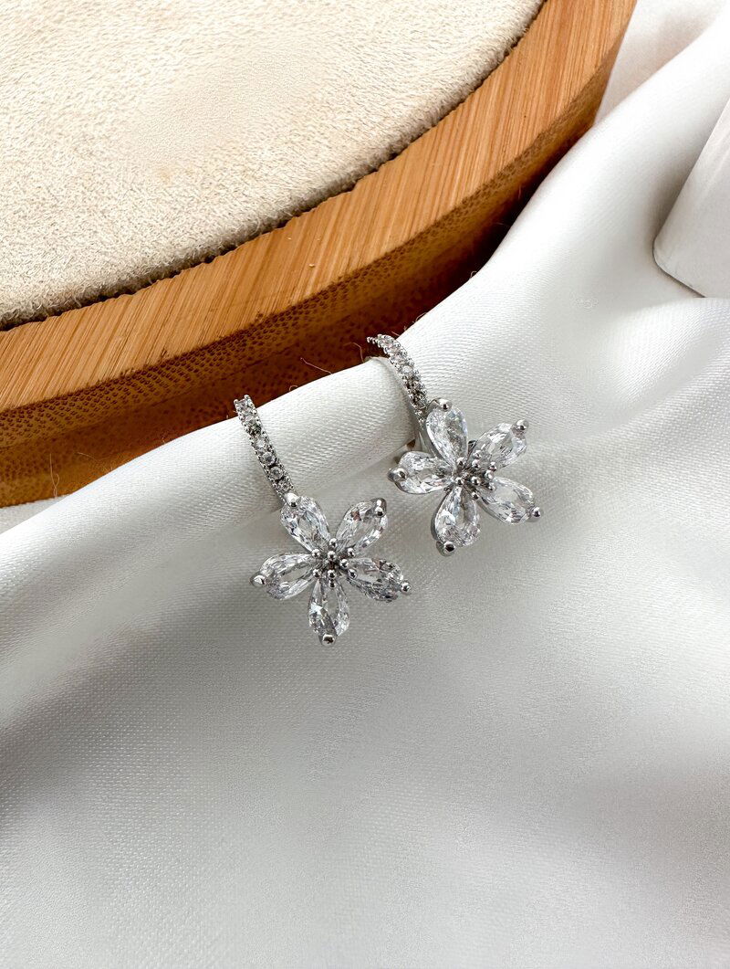 Brinco Folheado a Ouro 18k e Prata Argolinha Cravejada com Flor de Zircônia