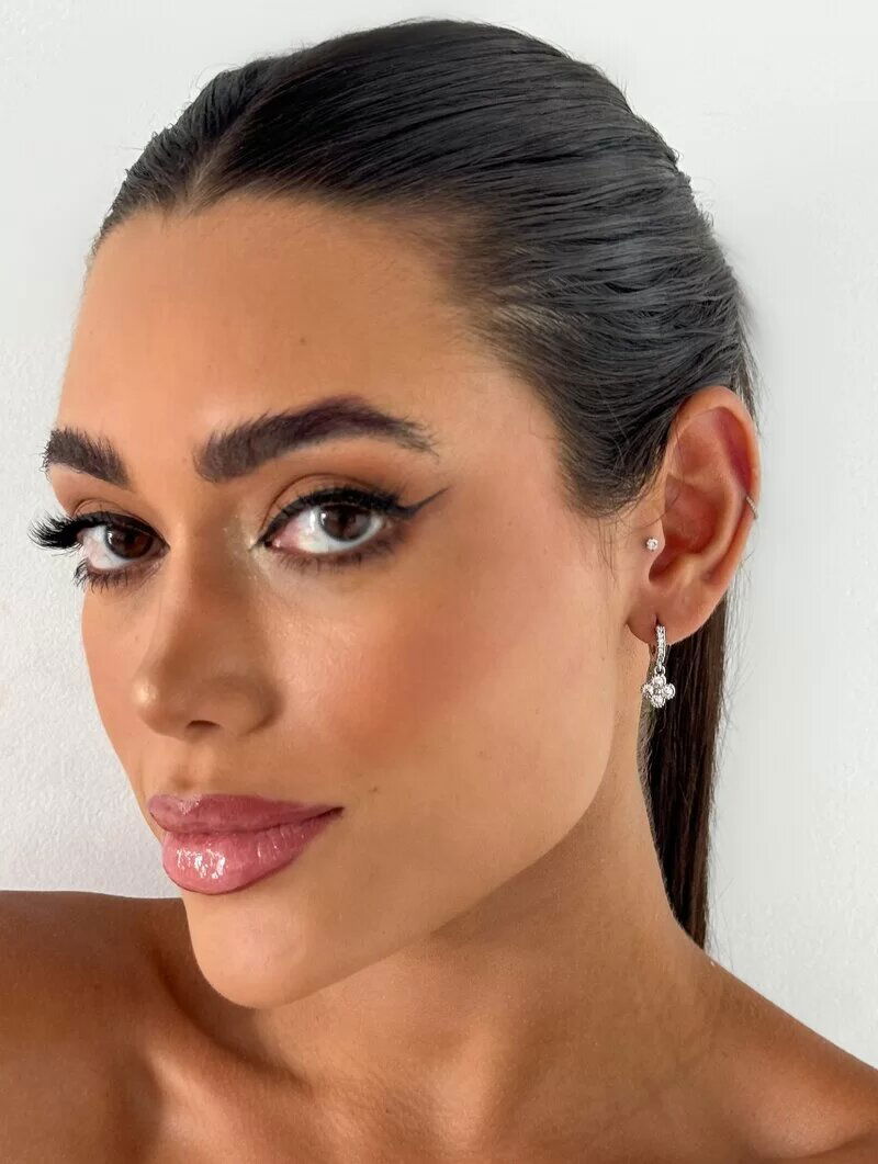 Brinco Folheado a Ouro 18k e Prata Argolinha Cravejada com Flor de Zircônia