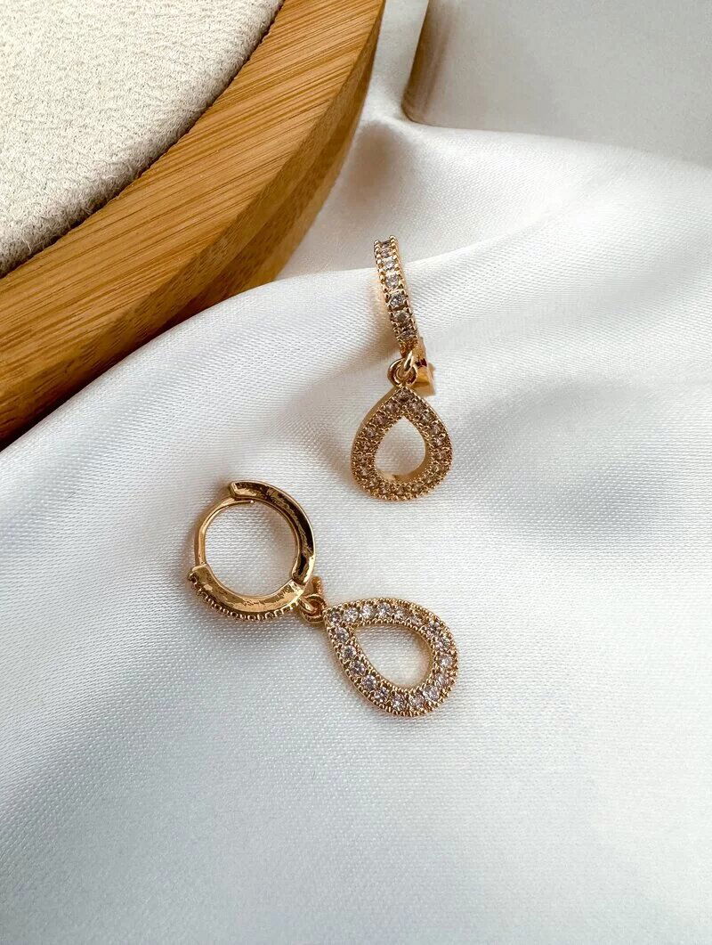 Brinco Folheado a Ouro 18k e Prata Argolinha Cravejada com Gota