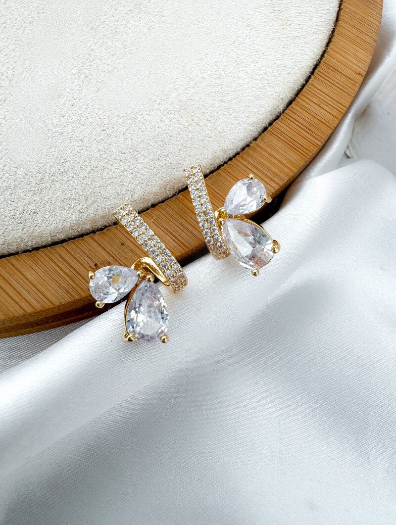 Brinco Folheado a Ouro 18k e Prata Argolinha Cravejada com Gotas de Zircônia