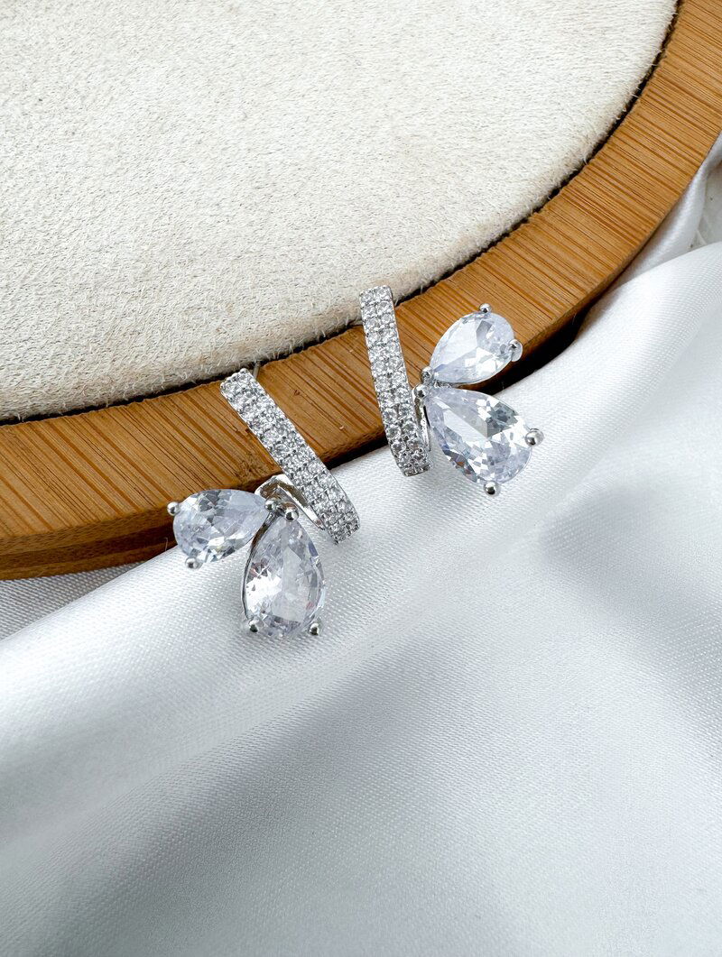 Brinco Folheado a Ouro 18k e Prata Argolinha Cravejada com Gotas de Zircônia