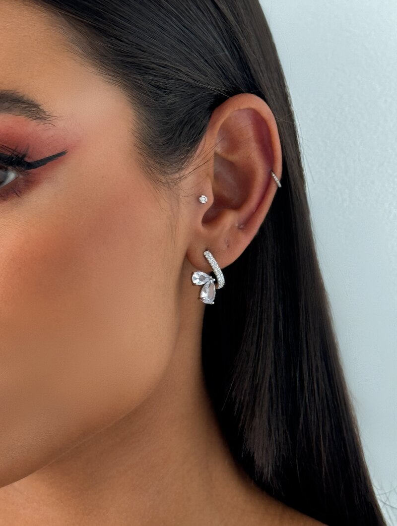 Brinco Folheado a Ouro 18k e Prata Argolinha Cravejada com Gotas de Zircônia