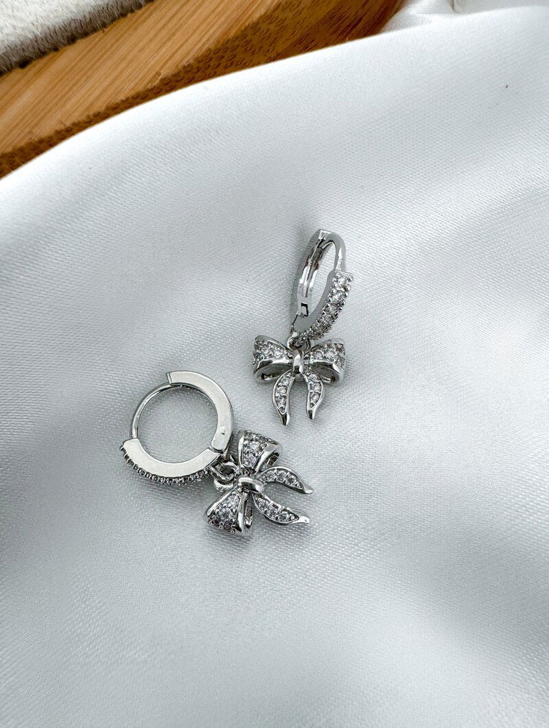 Brinco Folheado a Ouro 18k e Prata Argolinha Cravejada com Laço