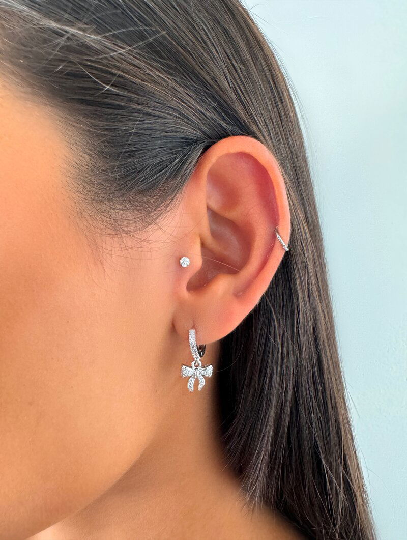 Brinco Folheado a Ouro 18k e Prata Argolinha Cravejada com Laço