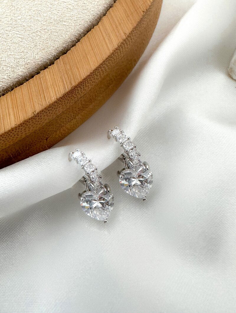 Brinco Folheado a Ouro 18k e Prata Argolinha Cravejada com Pedra de Zircônia