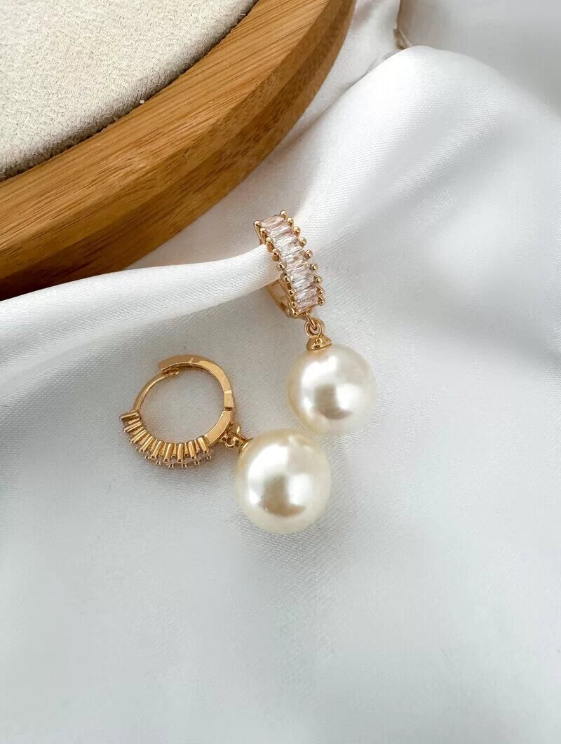 Brinco Folheado a Ouro 18k e Prata Argolinha Cravejada com Pérola