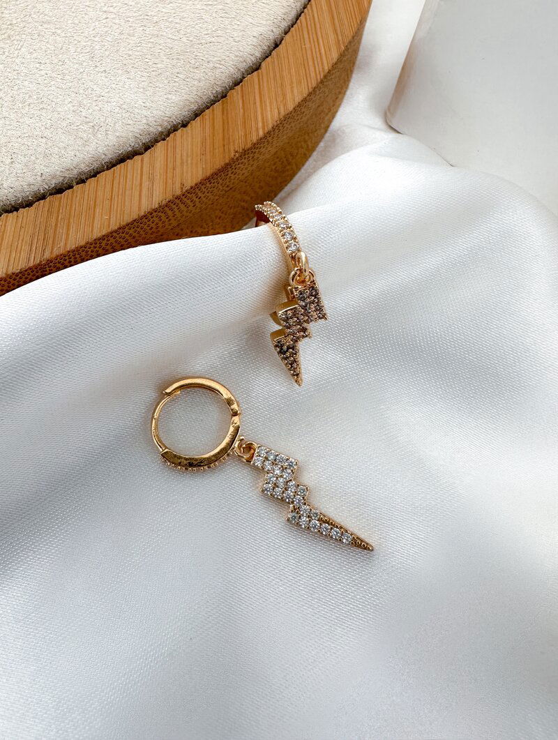 Brinco Folheado a Ouro 18k e Prata Argolinha Cravejada com Raio