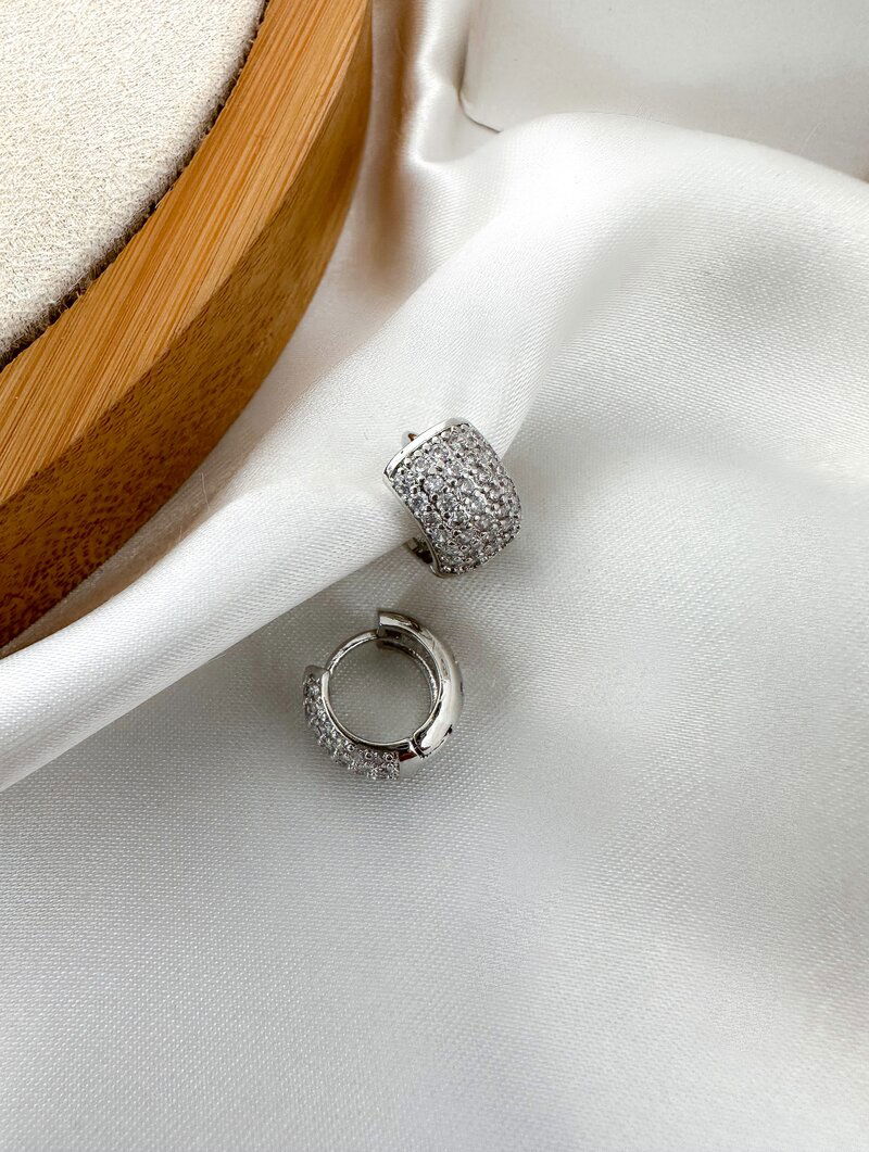 Brinco Folheado a Ouro 18k e Prata Argolinha Cravejada Fecho Click