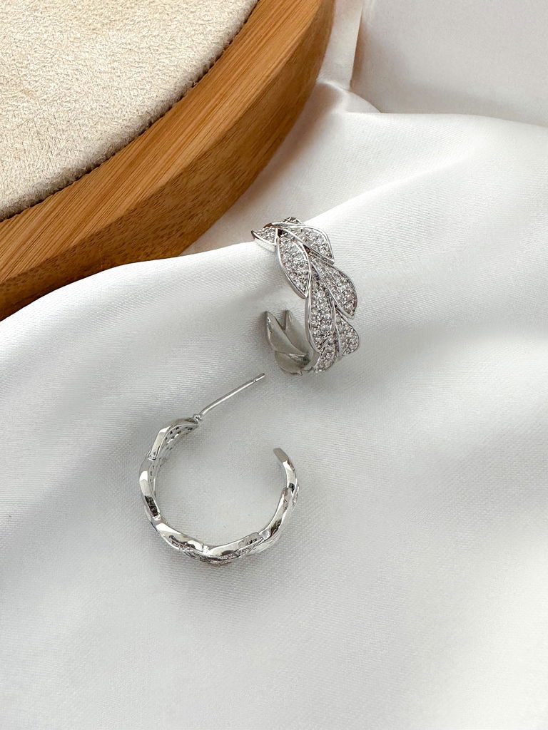 brinco folheado a ouro 18k e prata argolinha designer folhas