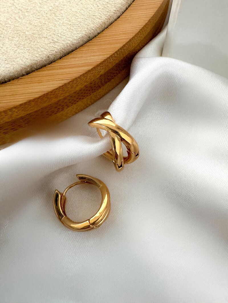 Brinco Folheado a Ouro 18k e Prata Argolinha em X com Fecho