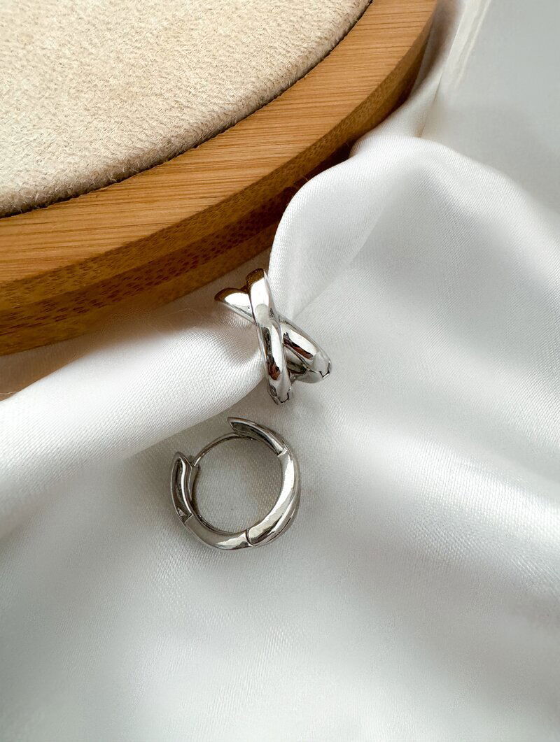 Brinco Folheado a Ouro 18k e Prata Argolinha em X com Fecho