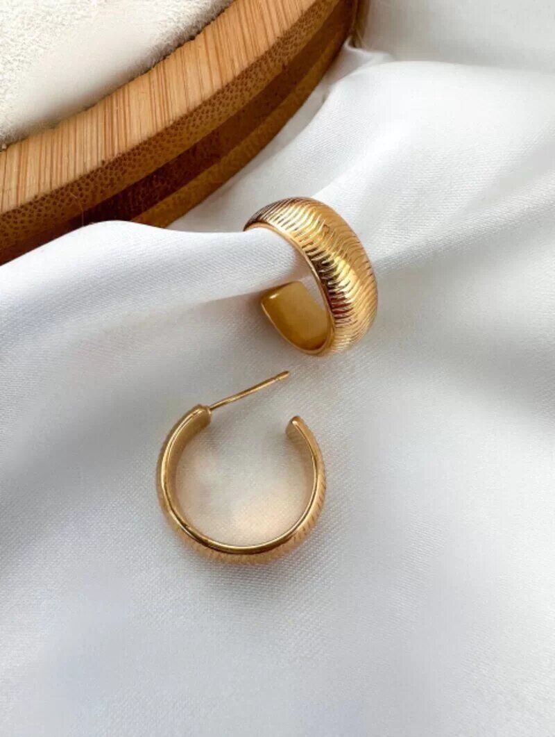 Brinco folheado a ouro 18k e prata argolinha escovada