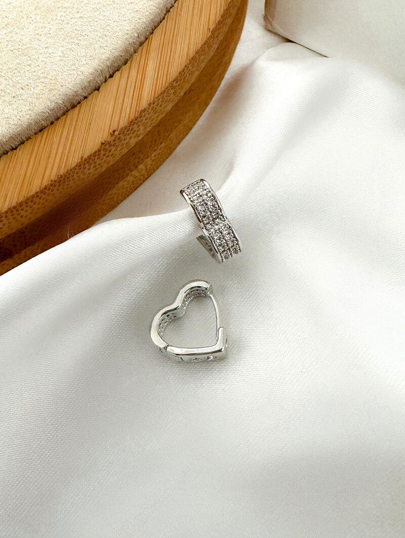 brinco folheado a ouro 18k e prata argolinha formato coração