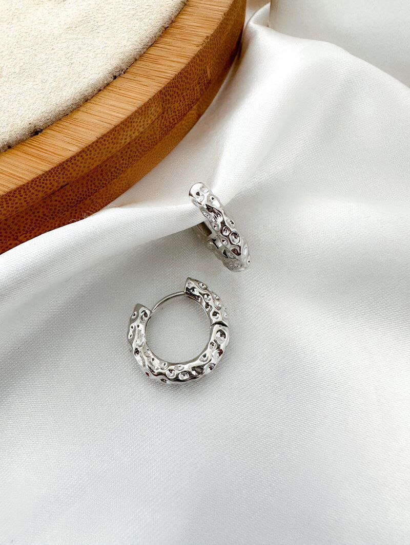 brinco folheado a ouro 18k e prata argolinha martelada P