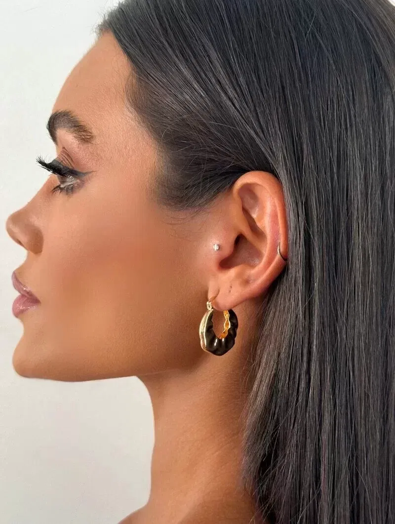 Brinco Folheado a Ouro 18k e Prata Argolinha Martelada com Fecho