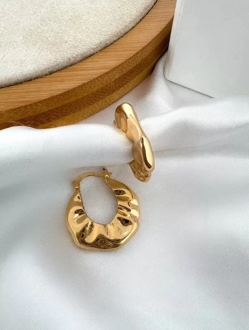 Brinco Folheado a Ouro 18k e Prata Argolinha Martelada com Fecho