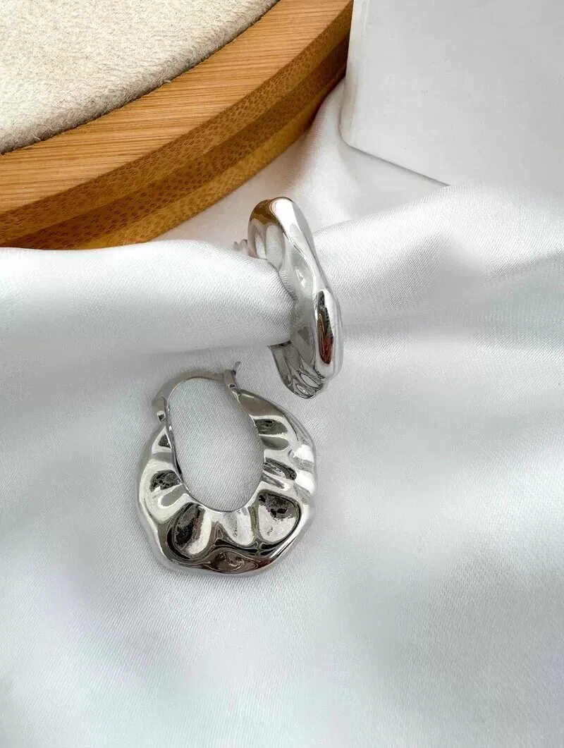 Brinco Folheado a Ouro 18k e Prata Argolinha Martelada com Fecho