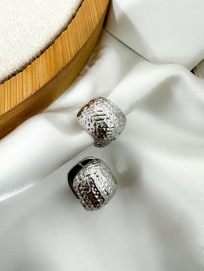 Brinco Folheado a Ouro 18k e Prata Argolinha Quadrada Fecho Click