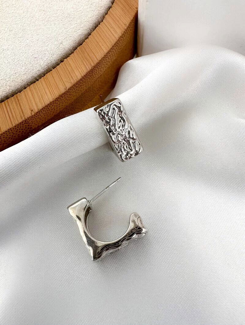 Brinco Folheado a Ouro 18k e Prata Argolinha Quadrada Martelada