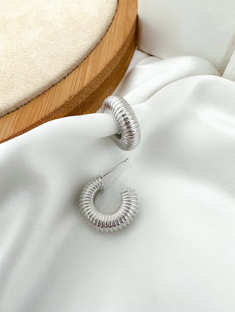 brinco folheado a ouro 18k e prata argolinha texturizada