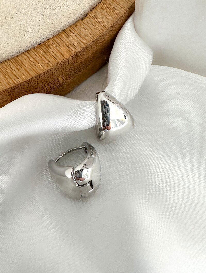 Brinco Folheado a Ouro 18k e Prata Argolinha Triangular Fecho Click