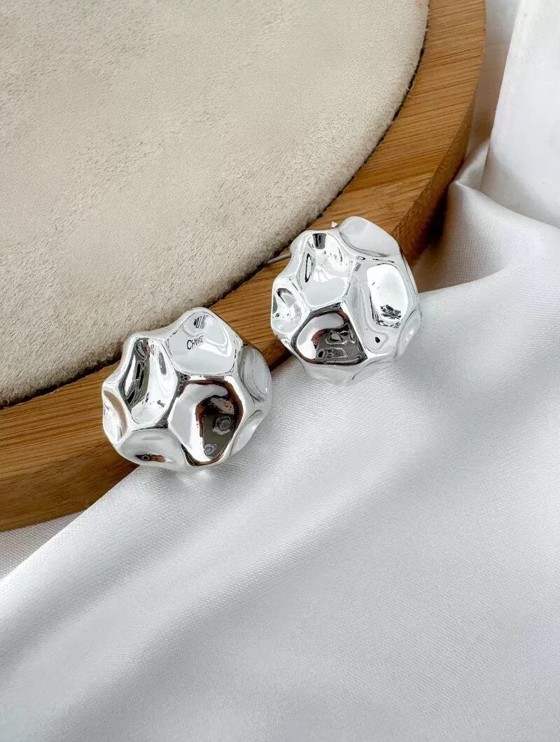 Brinco Folheado a Ouro 18k e Prata Bola Frontal Martelada