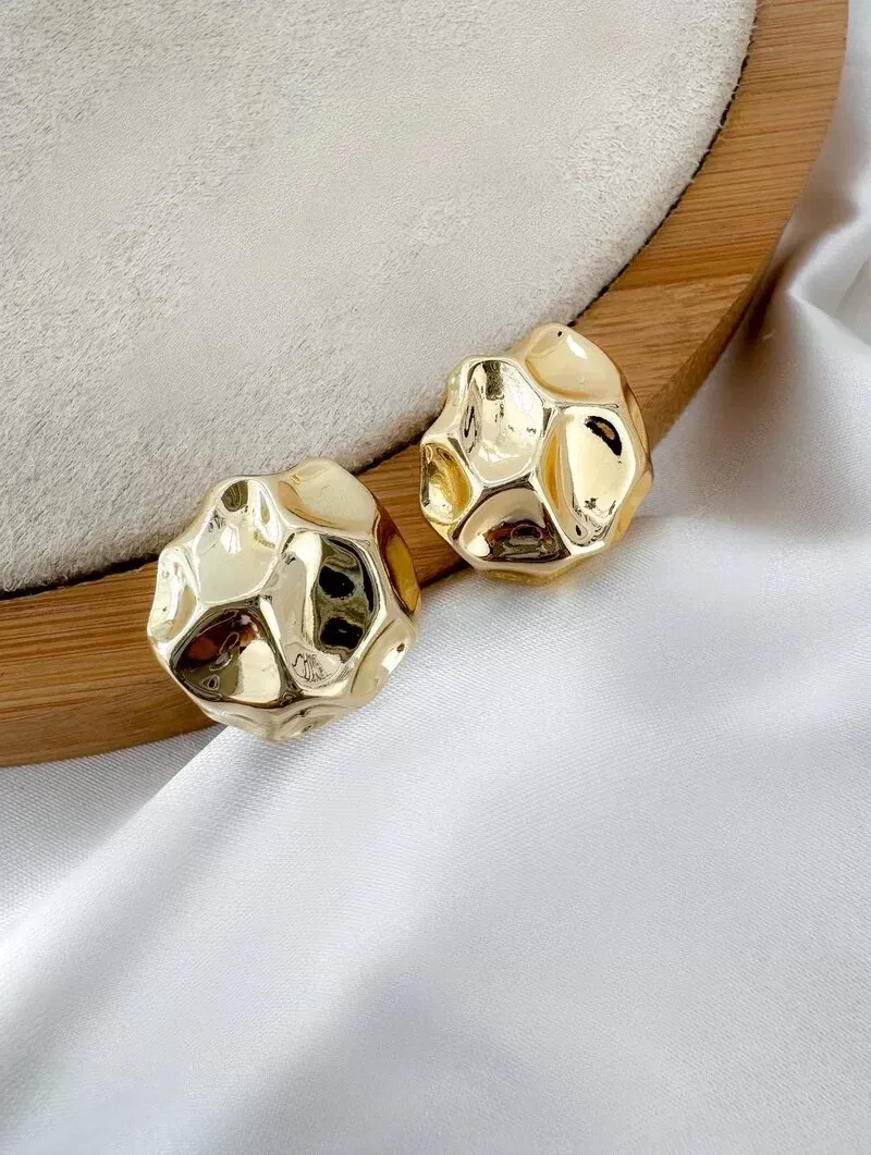 Brinco Folheado a Ouro 18k e Prata Bola Frontal Martelada