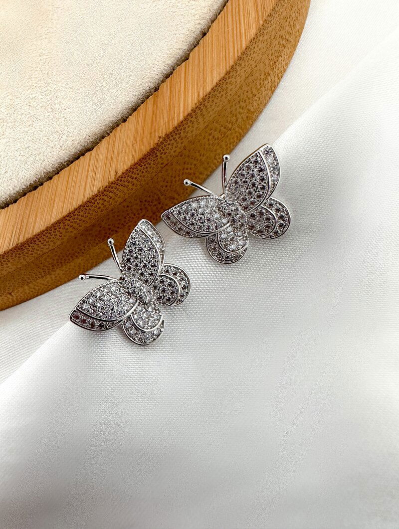 Brinco Folheado a Ouro 18k e Prata Borboleta Cravejada com Micro Zircônias