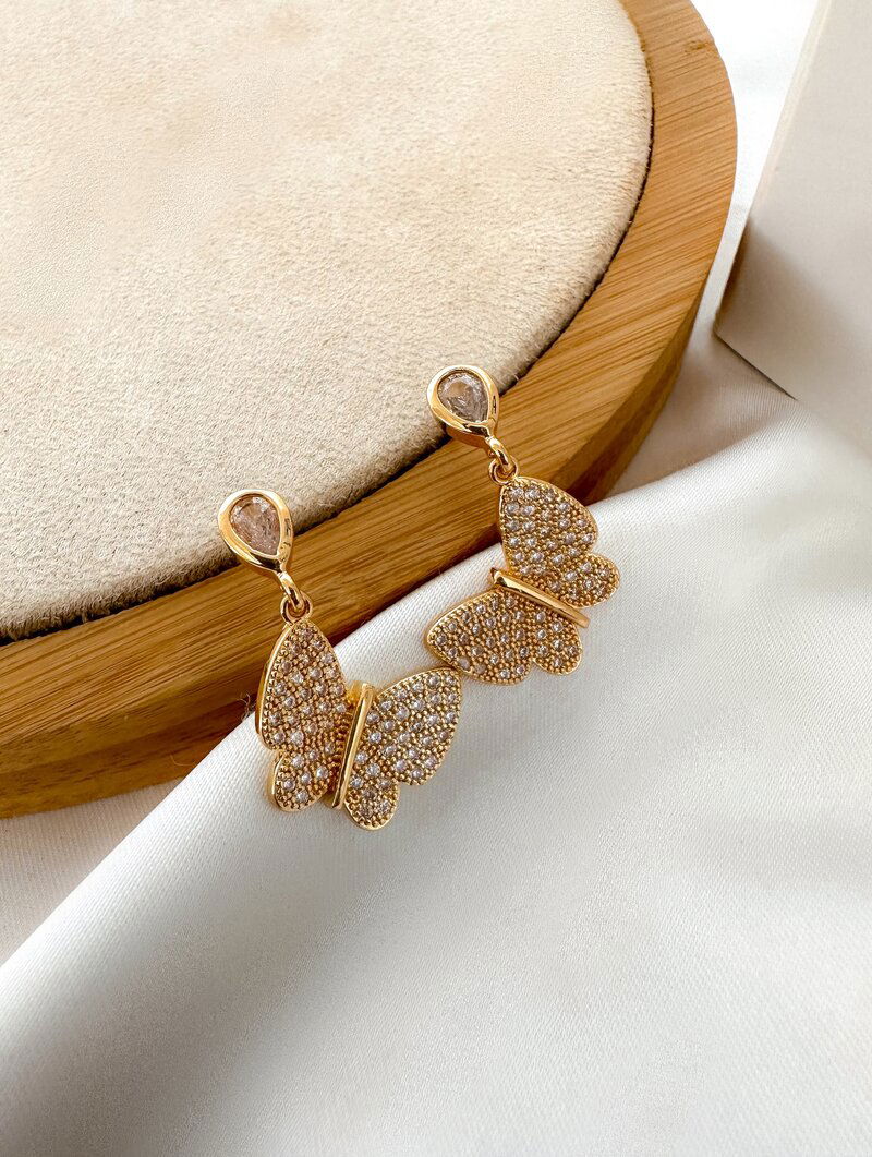 Brinco Folheado a Ouro 18k e Prata Borboleta Cravejada com Ponteira Gota