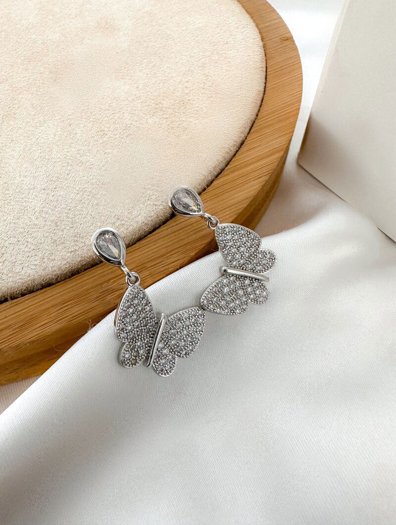 Brinco Folheado a Ouro 18k e Prata Borboleta Cravejada com Ponteira Gota