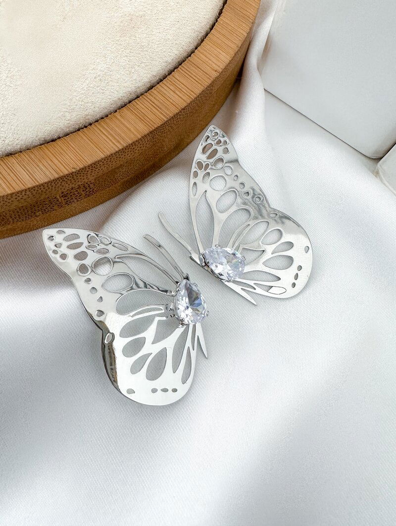 Brinco Folheado a Ouro 18k e Prata Borboleta Vazada com Gota de Zircônia