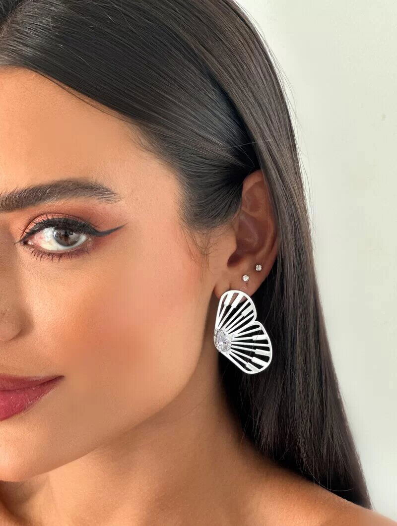 Brinco Folheado a Ouro 18k e Prata Borboleta Vazada com Zircônia