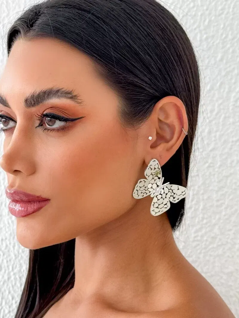 Brinco Folheado a Ouro 18k e Prata Borboleta Vazada com Zircônia