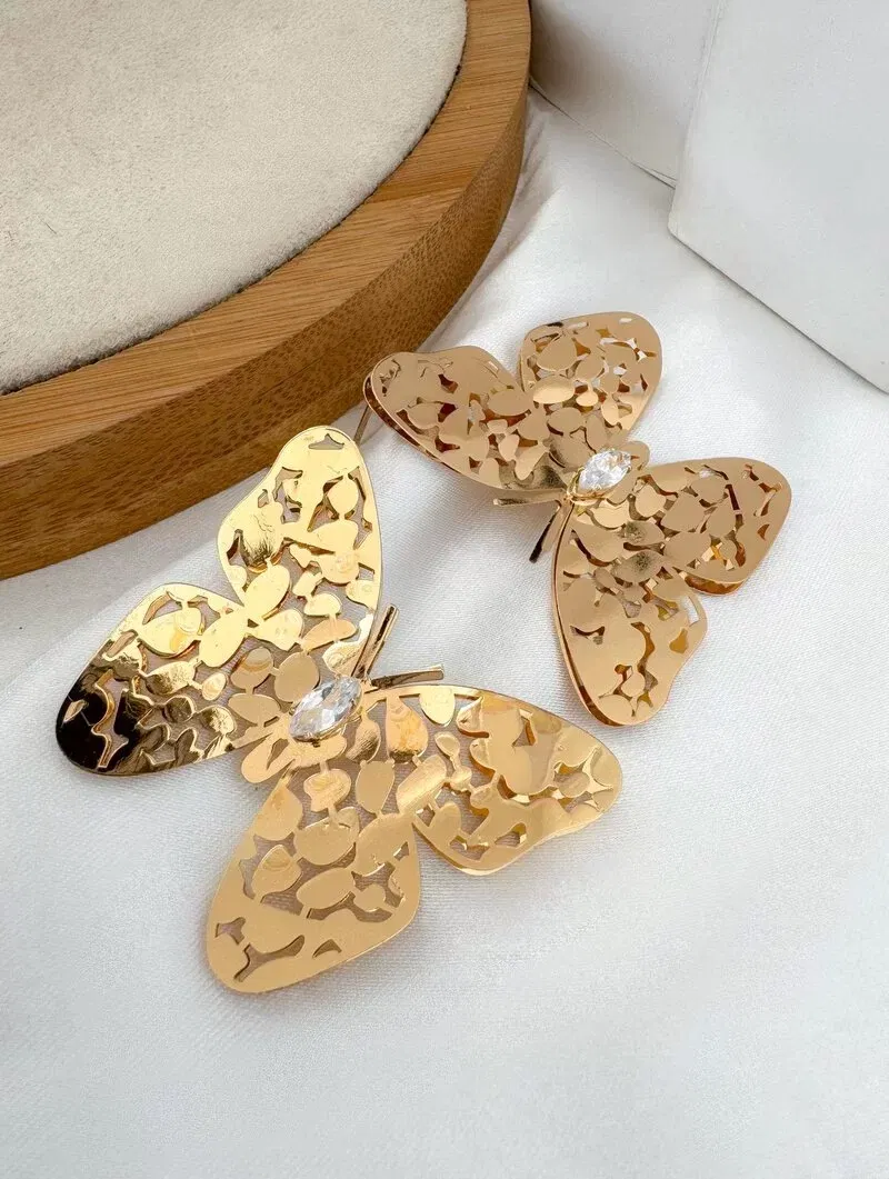 Brinco Folheado a Ouro 18k e Prata Borboleta Vazada com Zircônia