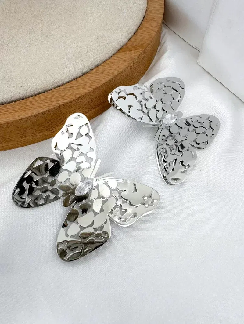 Brinco Folheado a Ouro 18k e Prata Borboleta Vazada com Zircônia