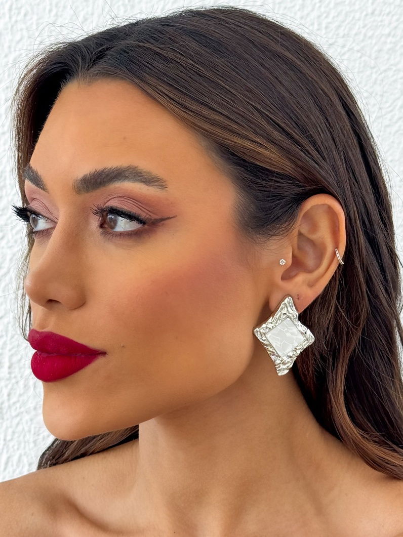 Brinco Folheado a Ouro 18k e Prata Borda Desenhada Com Resina