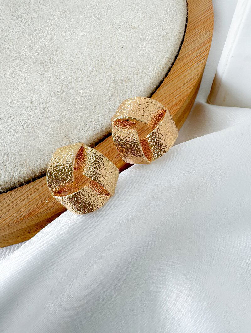 Brinco Folheado a Ouro 18k e Prata Botton Fios Estonados