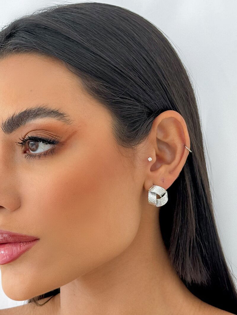 Brinco Folheado a Ouro 18k e Prata Botton Fios Estonados