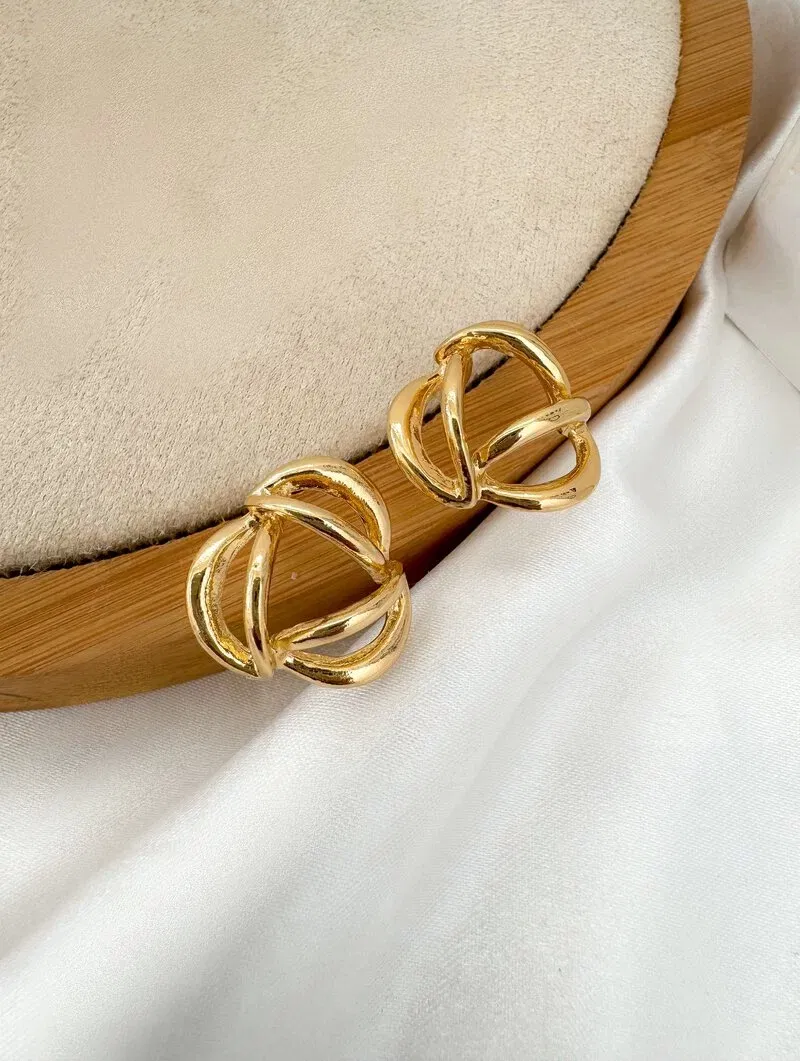 Brinco Folheado a Ouro 18k e Prata Botton Fios Vazados