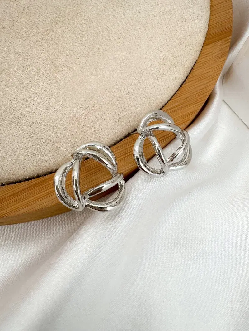 Brinco Folheado a Ouro 18k e Prata Botton Fios Vazados