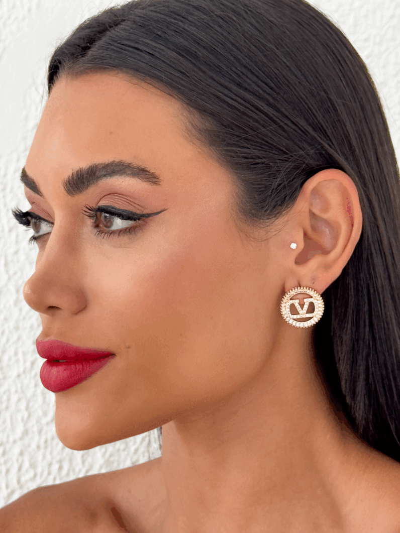 Brinco Folheado a Ouro 18k e Prata Botton Inspiração V Com Zircônia