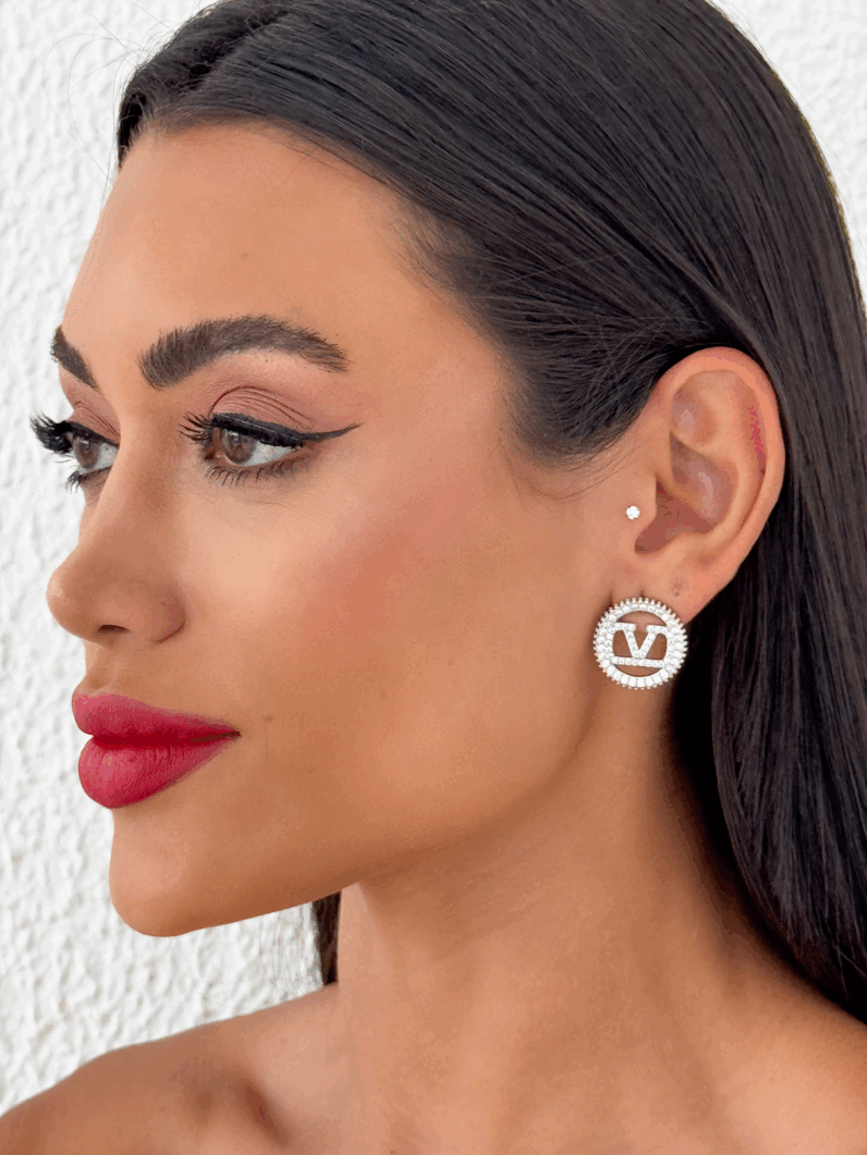 Brinco Folheado a Ouro 18k e Prata Botton Inspiração V Com Zircônia