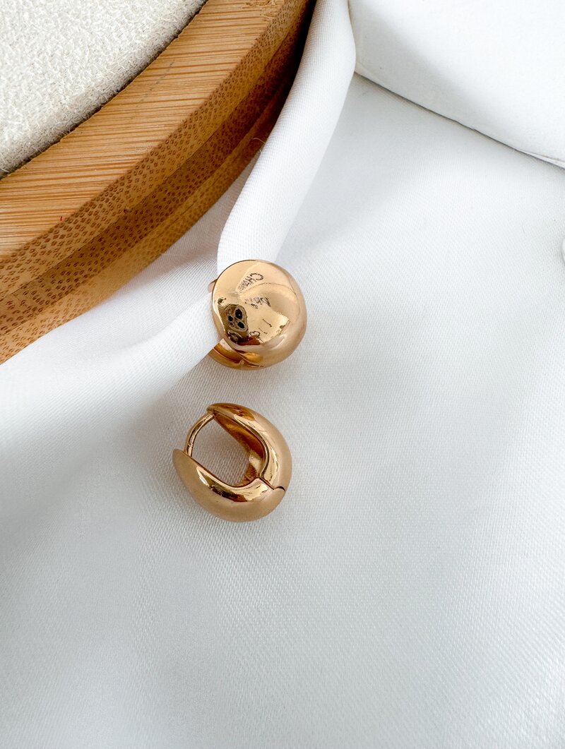 Brinco Folheado a Ouro 18k e Prata Botton Liso com Fecho
